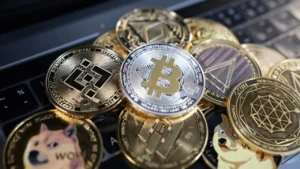 انهيار سوق العملات الرقمية بقيمة تريليون دولار يعيد التفكير في تأثير الدعم السياسي على استقرار القطاع